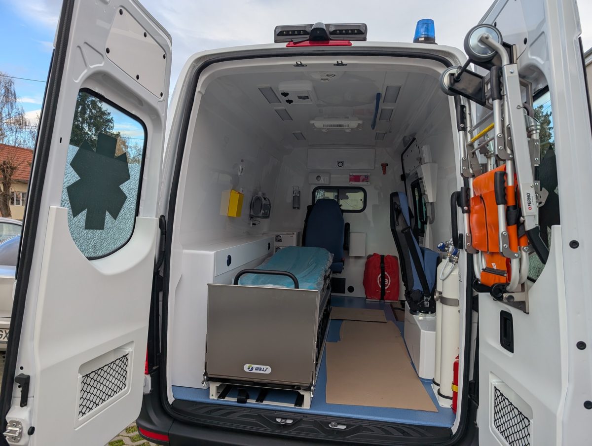 ACCIDENT la Cugir. O fetiță de 11 ani a fost lovită de o mașină. Șoferul, un tânăr de 18 ani, a părăsit locul evenimentului