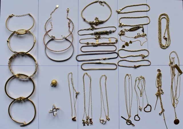 FOTO: Bijuterii din aur, scoase la licitație de o agenție a Ministerului Justiției. Care este prețul de pornire