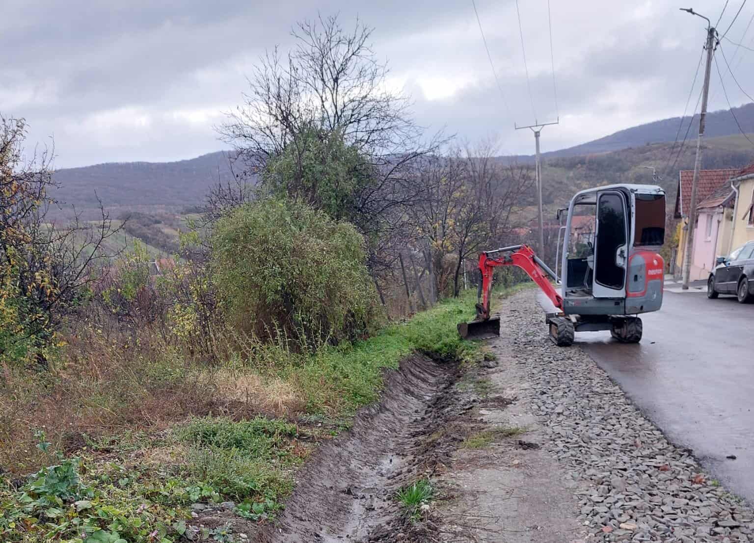 FOTO: Lucrări de decolmatare efectuate de SPAP Sebeș, la Răhău