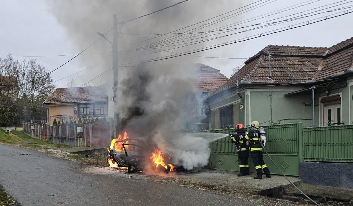 FOTO: Incendiu la un autoturism în Unirea. Intervin pompierii