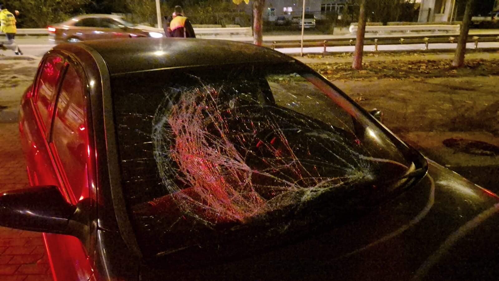 FOTO VIDEO: Accident între un autoturism și o trotinetă, produs la Alba Iulia. Un adolescent a fost lovit și a ajuns la spital