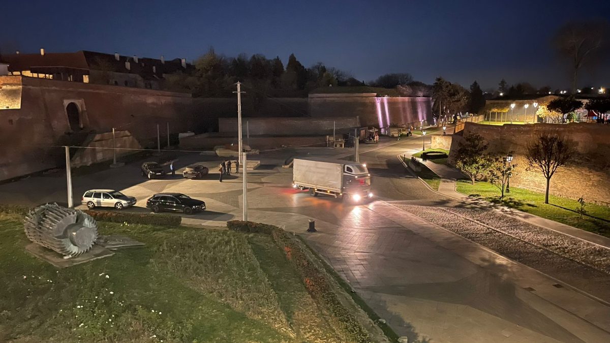 VIDEO: Pregătirile pentru Parcul de Crăciun de la Alba Iulia au început miercuri seară. Au fost aduse primele materiale