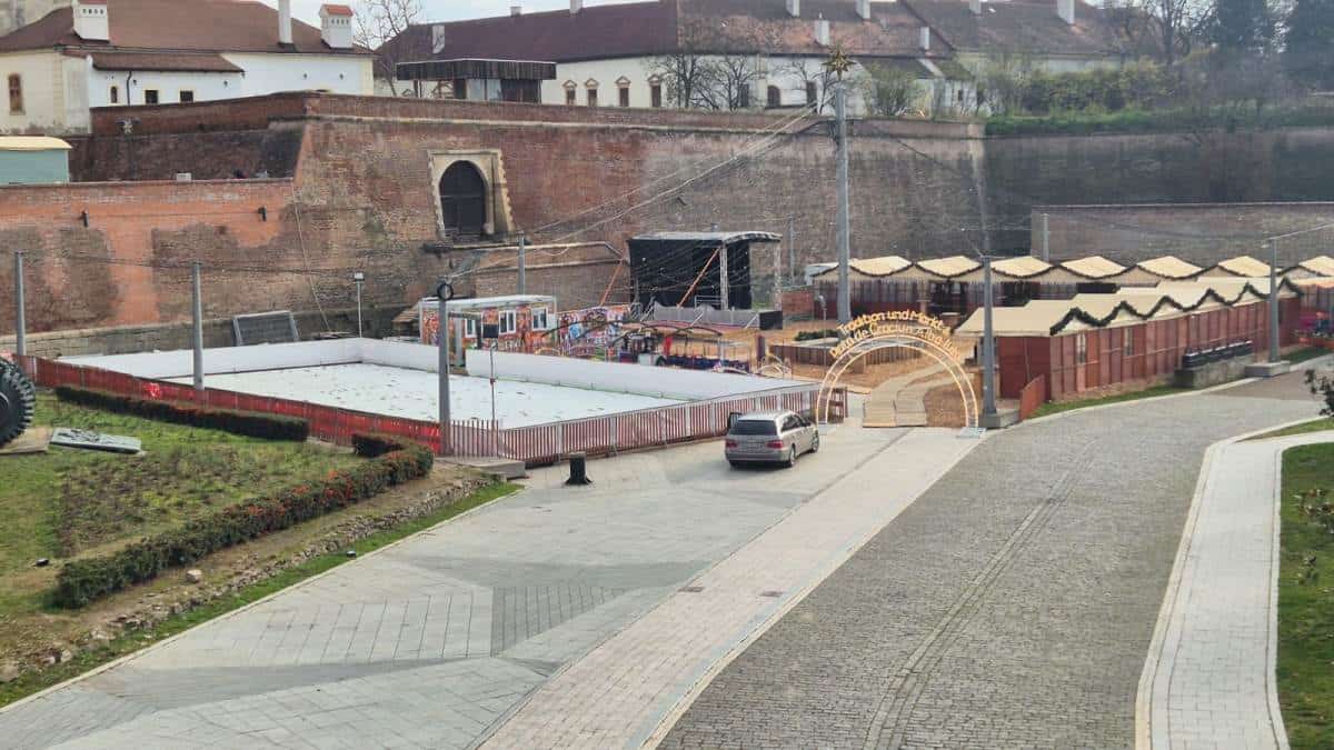 FOTO: Pregătiri pentru deschiderea Târgului de Crăciun la Alba Iulia. Au fost montate patinoarul, caruselul, scena și căsuțele