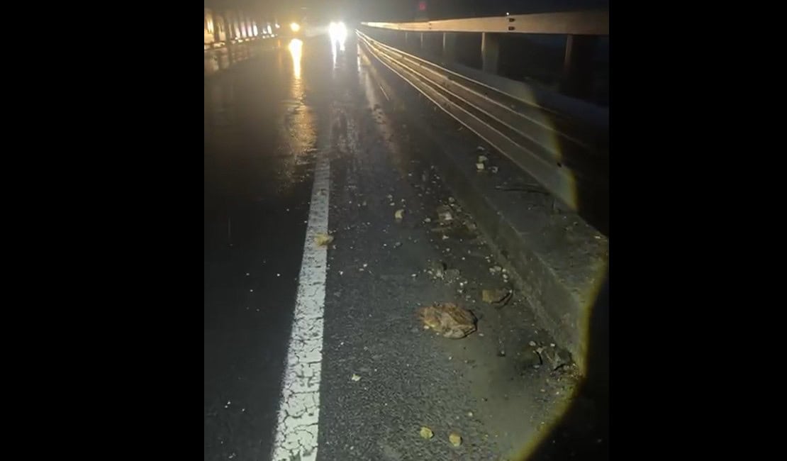 VIDEO: Trafic alternativ pe DN 7, în zona Boița, după căderi de pietre de pe versant