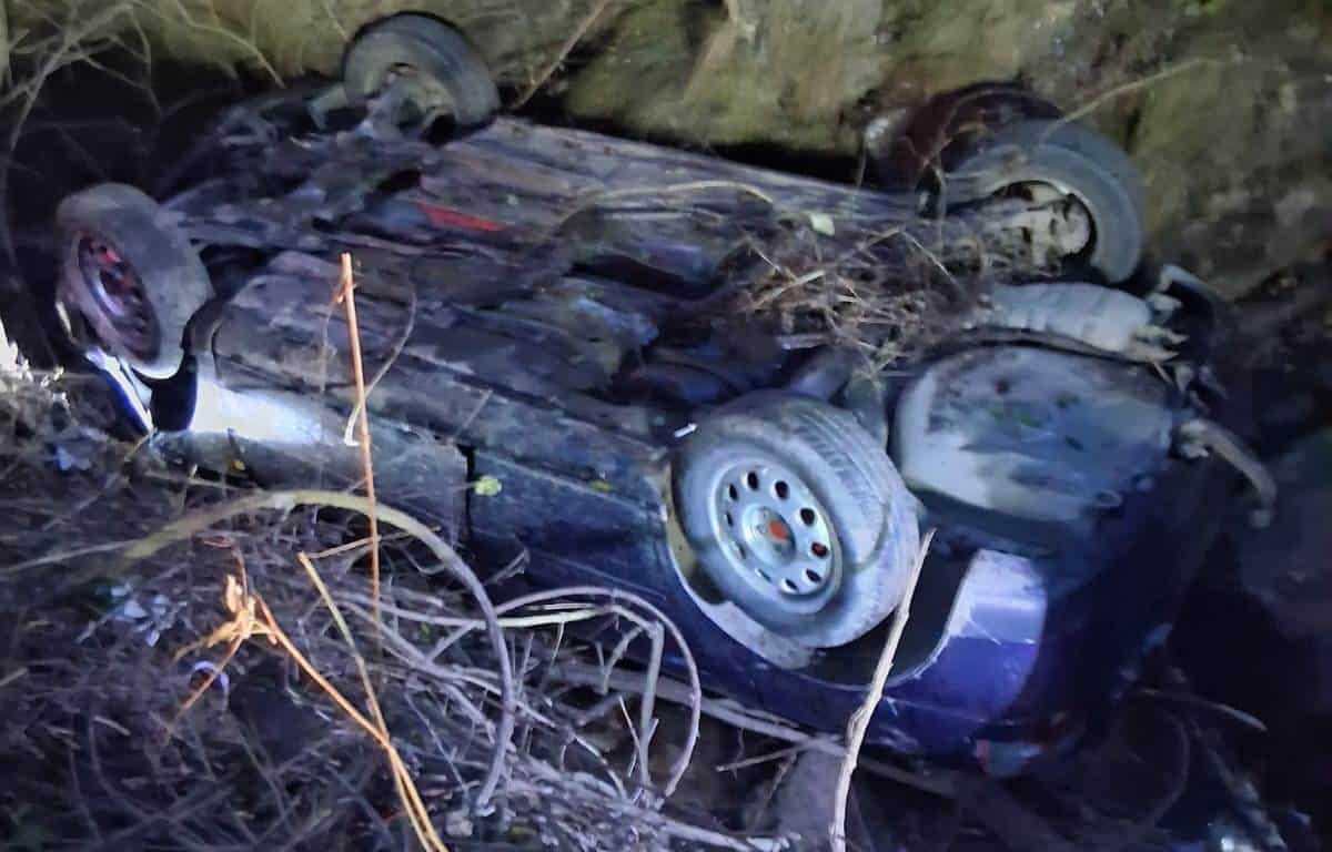 FOTO: Accident mortal la Ocoliș. Un tânăr de 20 de ani a murit după ce s-a răsturnat cu mașina într-o vale