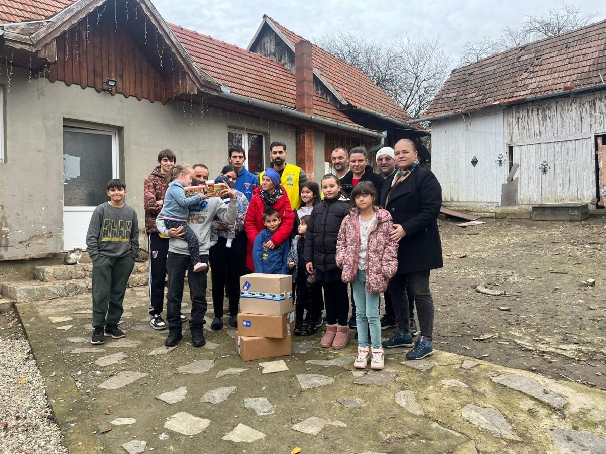 FOTO: Elevii Școlii ”Avram Iancu” din Alba Iulia au donat zeci de kilograme de alimente în sprijinul familiilor aflate în nevoie