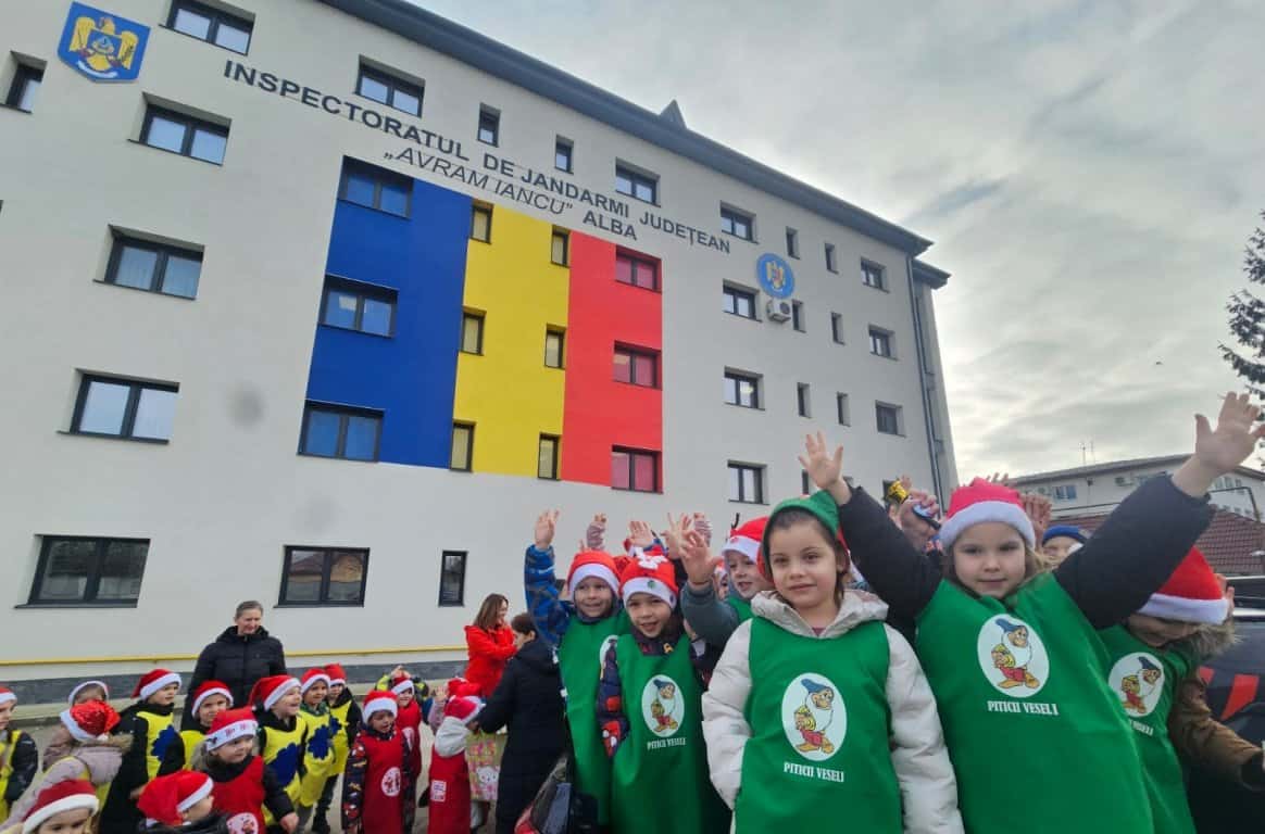 FOTO: Peste 800 de copii au adus bucuria sărbătorilor de iarnă la sediul Jandarmeriei Alba