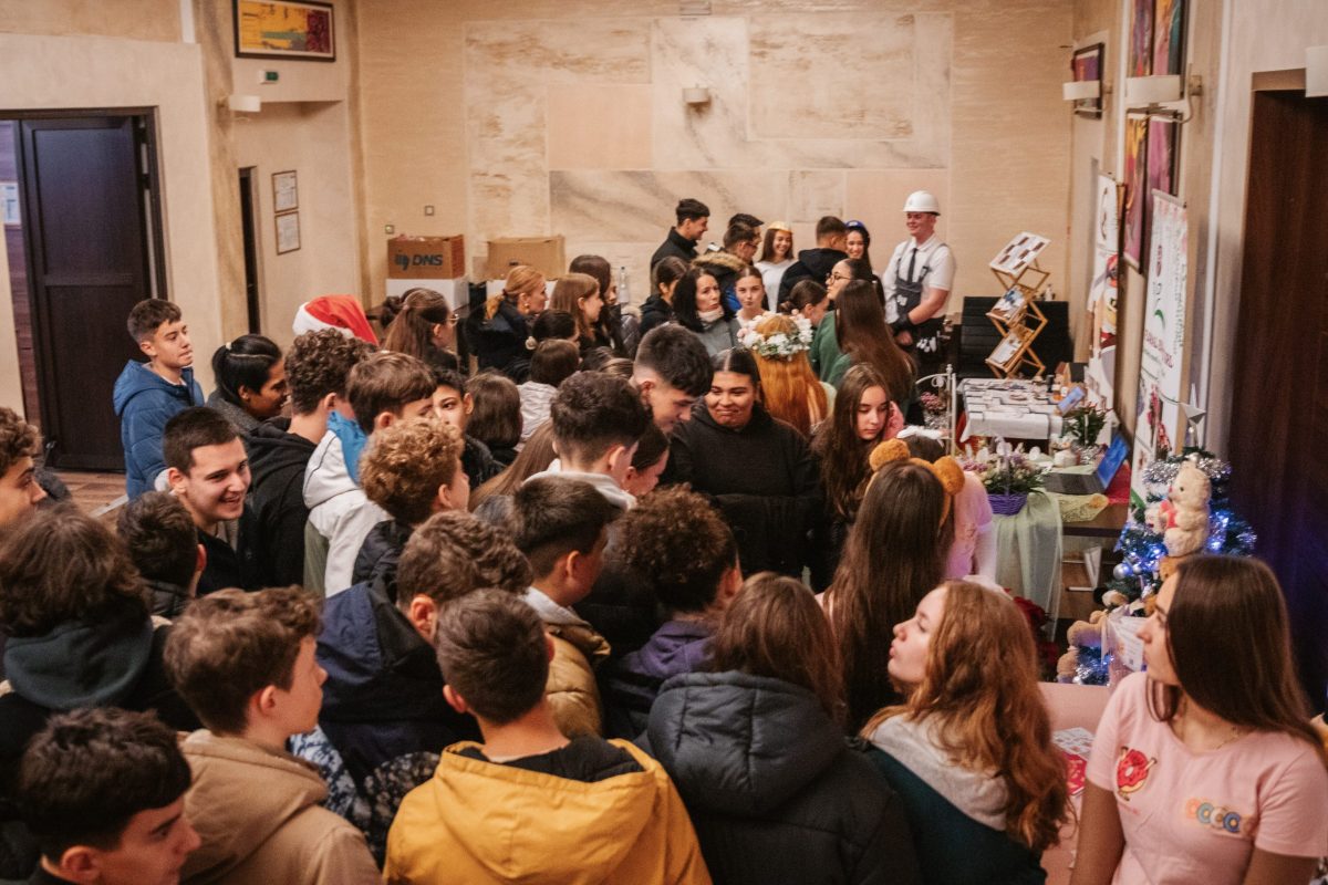 Mai mulți elevi de generală au învățat de la colegii lor mai mari de la Liceul Tehnologic Aiud ce este o firmă de exercițiu