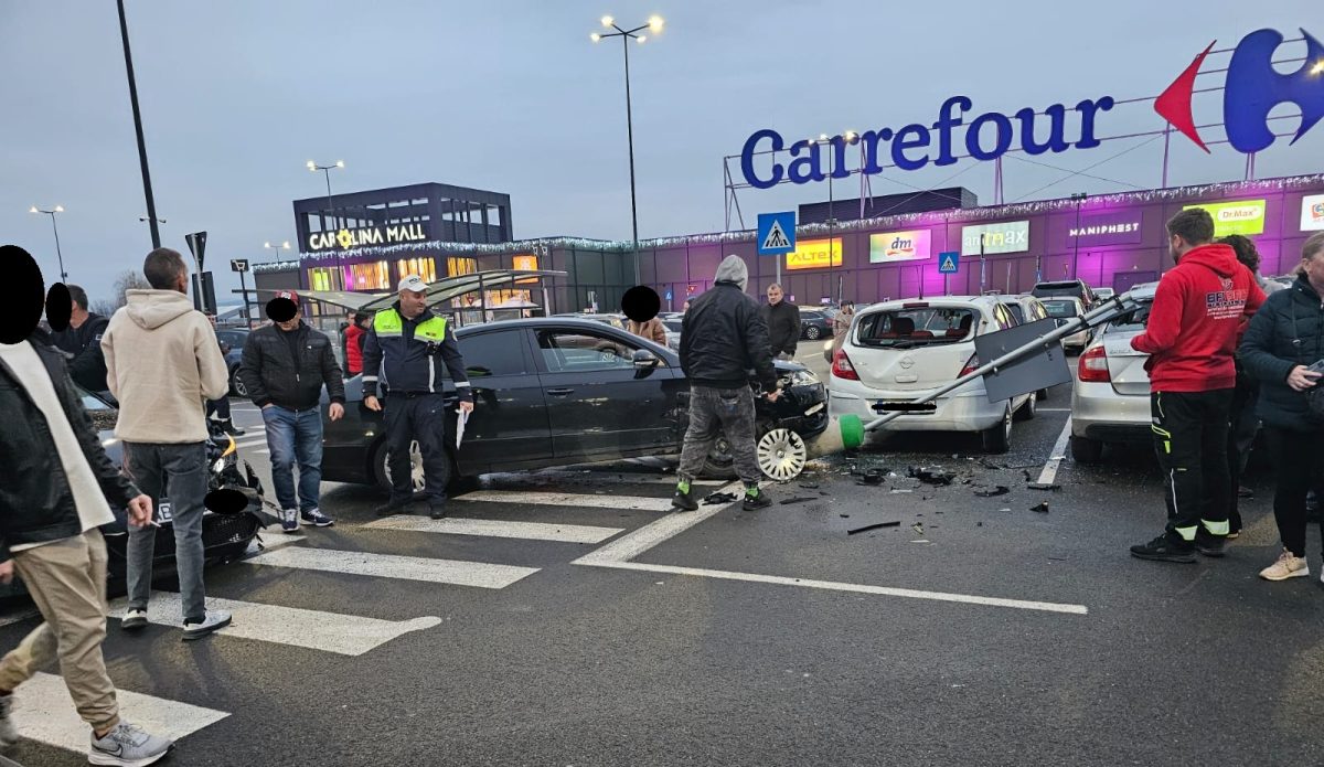 FOTO ȘTIREA TA Accident rutier în parcarea de la Carolina Mall din Alba Iulia: Mai multe mașini avariate de o șoferiță
