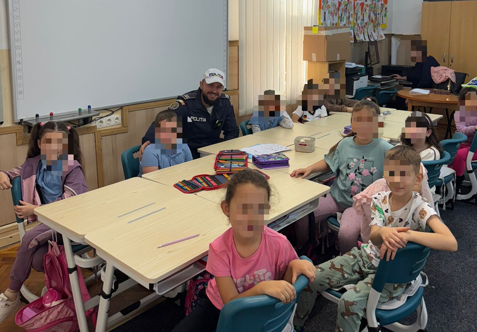 FOTO: Peste 300 de elevi din Sebeș au învățat de la polițiști despre regulile rutiere. Activități informativ-educative