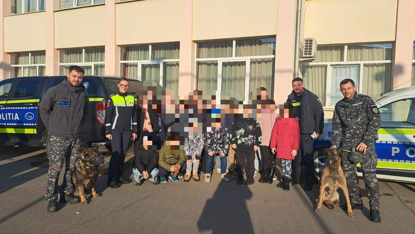 FOTO: Activitate educativă despre protecția animalelor, desfășurată de polițiști la o școală din Alba Iulia