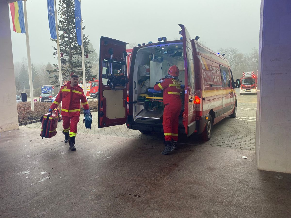 FOTO Tavanul piscinei interioare a hotelului Hilton Sibiu s-a prăbușit. Cinci adulți și trei minori, extrași din piscină