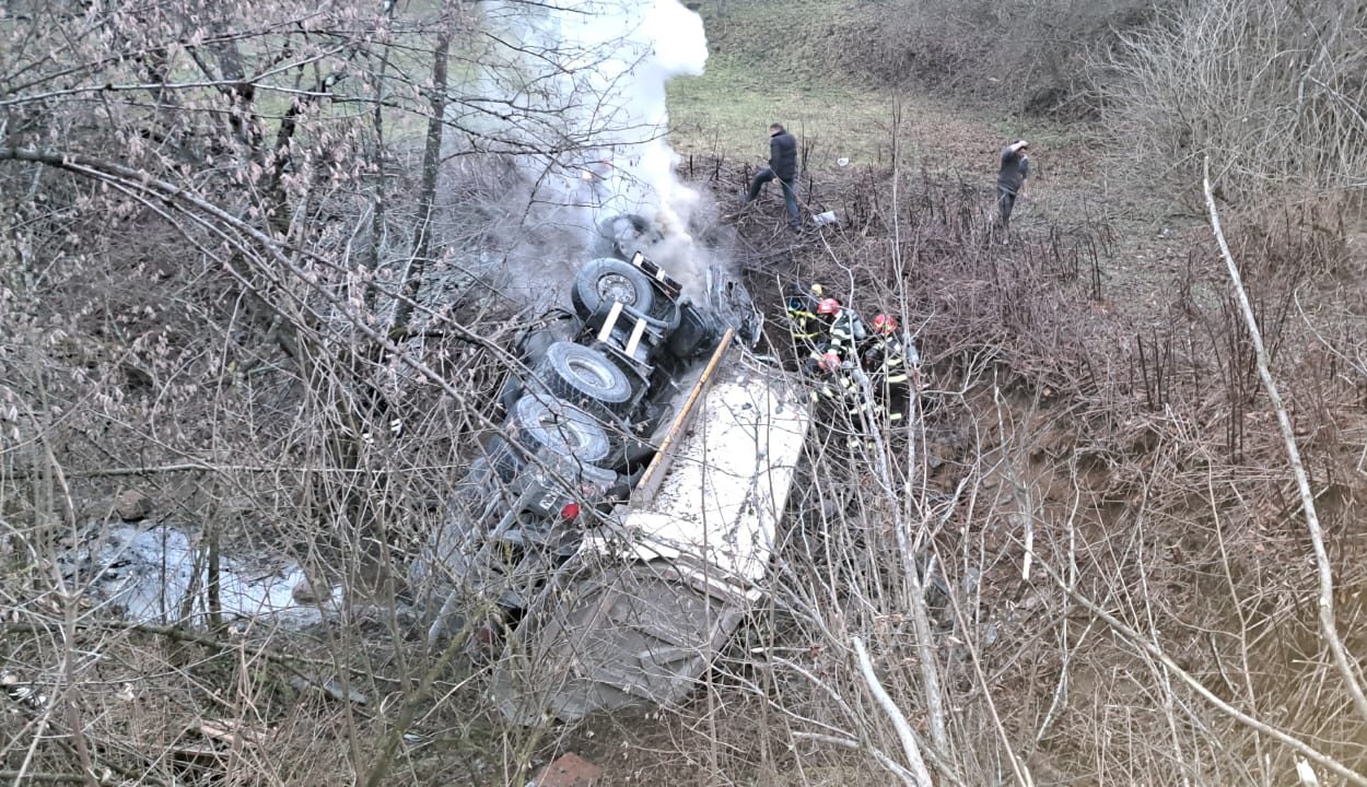Cine era bărbatul care și-a pierdut viața după ce un autocamion s-a răsturnat și a luat foc, în Apuseni