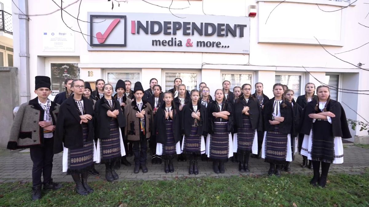 VIDEO: Un grup de copii din Jidvei, îmbrăcați în costume populare, colinde alese la redacția Alba24