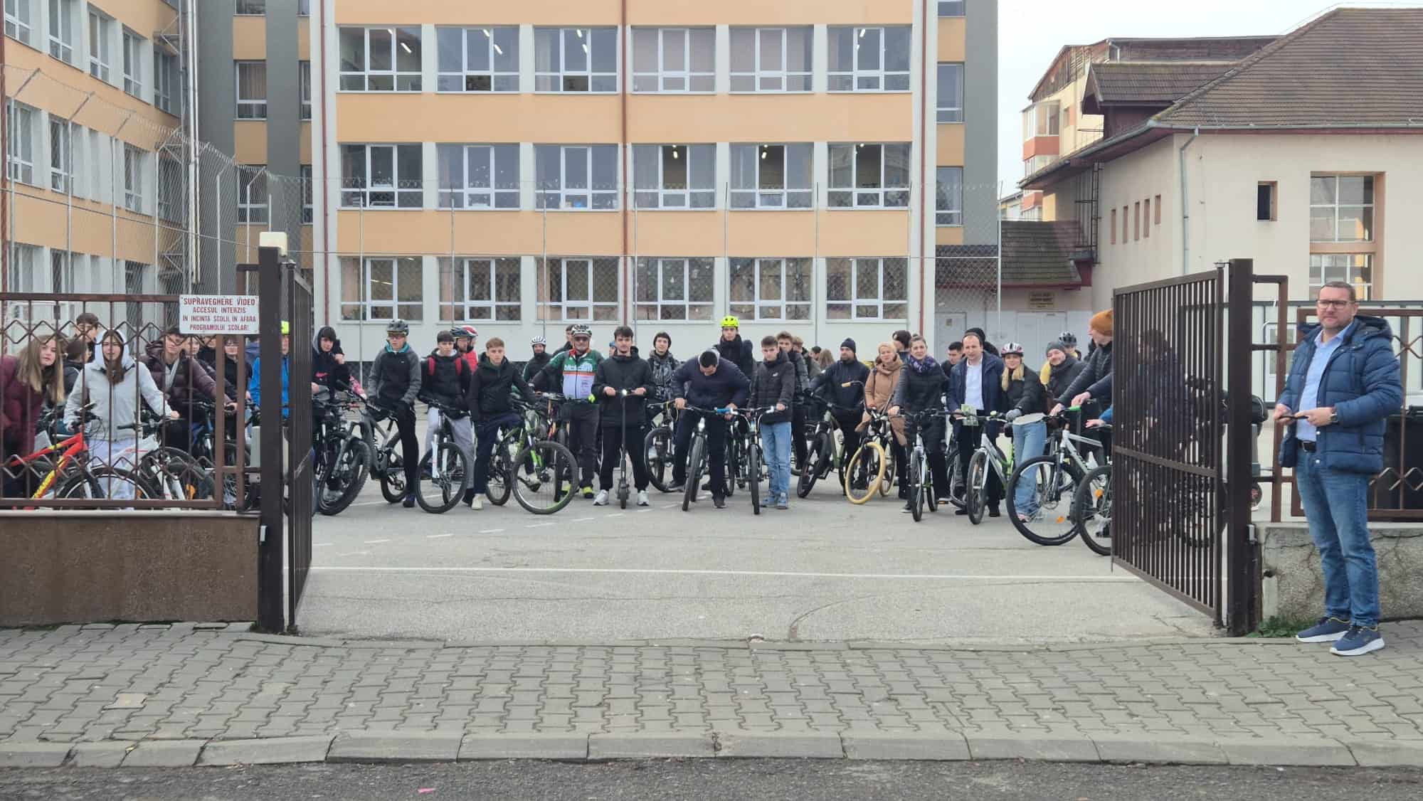 VIDEO: Eveniment pentru promovarea utilizării pistelor de biciclete, la Alba Iulia. Ce provocare au primit elevii Liceului Sportiv