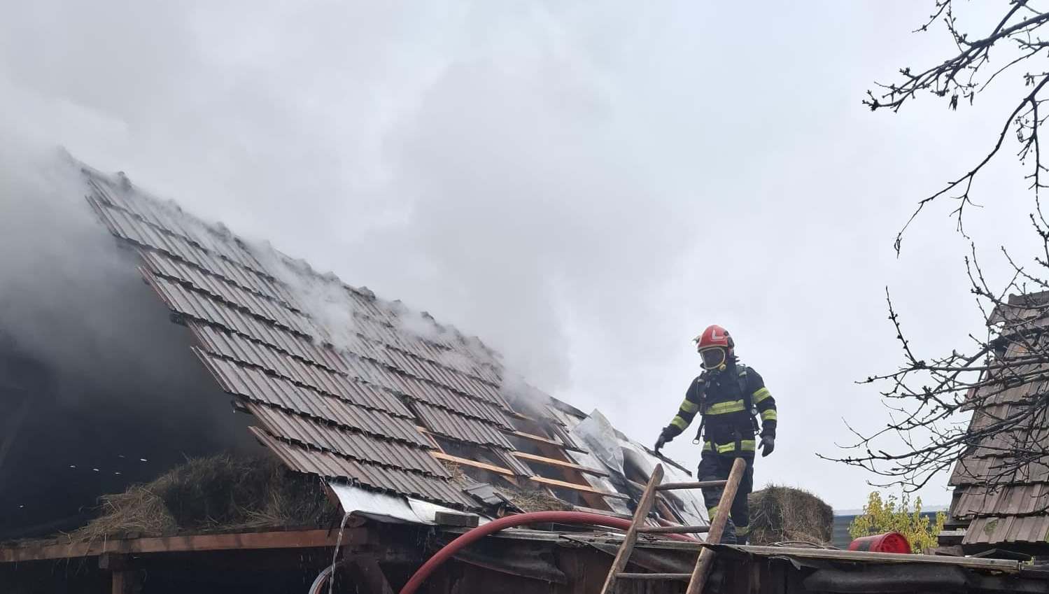 UPDATE FOTO: INCENDIU la Petrești. Focul a cuprins o anexă gospodărească. Pompierii din Sebeș intervin cu două autospeciale