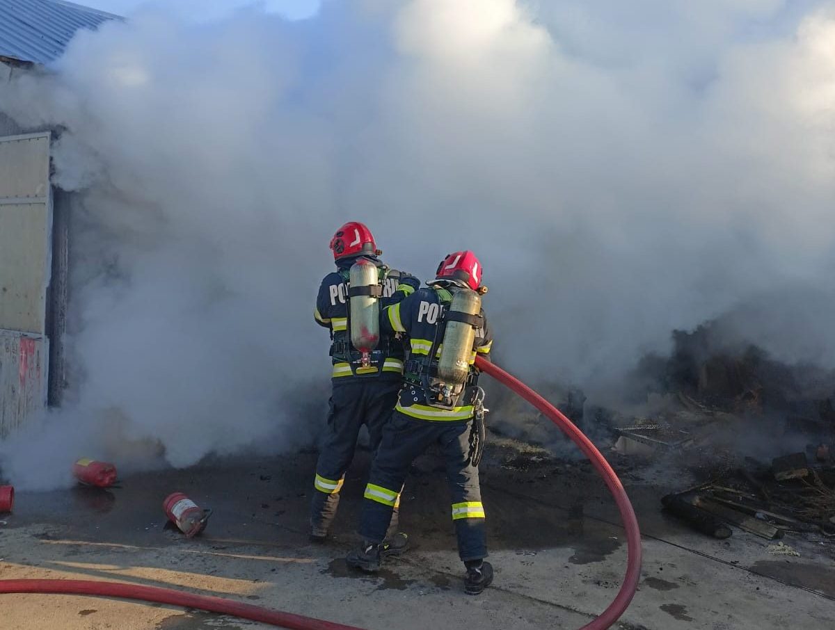 UPDATE FOTO: INCENDIU în Șard. Focul a cuprins camera tehnică a unui atelier auto. Pompierii intervin cu două autospeciale