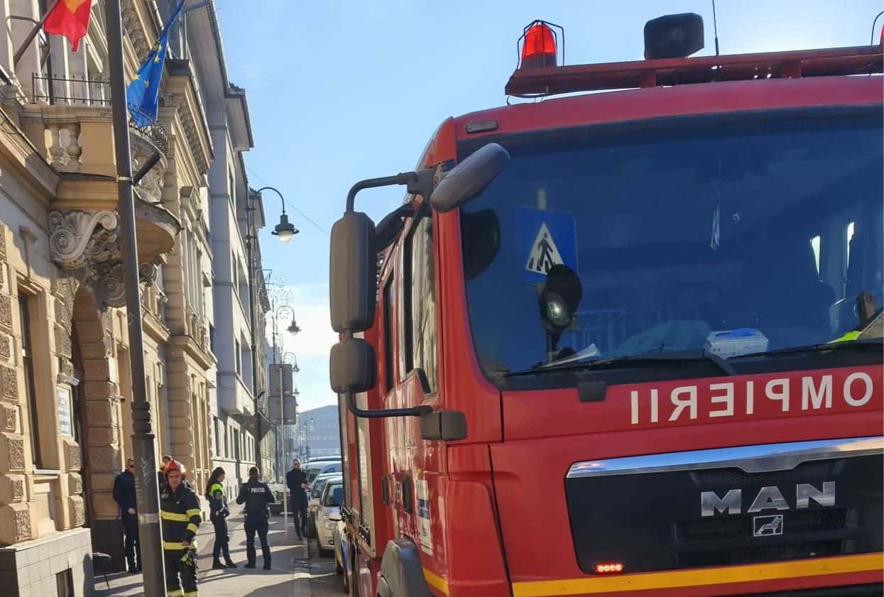 UPDATE: Situație de urgență în centrul Sibiului, după alertă de gaz. Sediul Prefecturii și un liceu, evacuate. Intervin pompierii