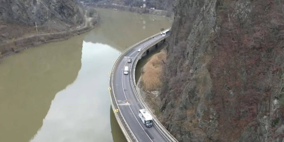 VIDEO: Stadiul lucrărilor de pe DN7 Valea Oltului, la viaductul Cârligul Mic. Restricții de circulație și în decembrie