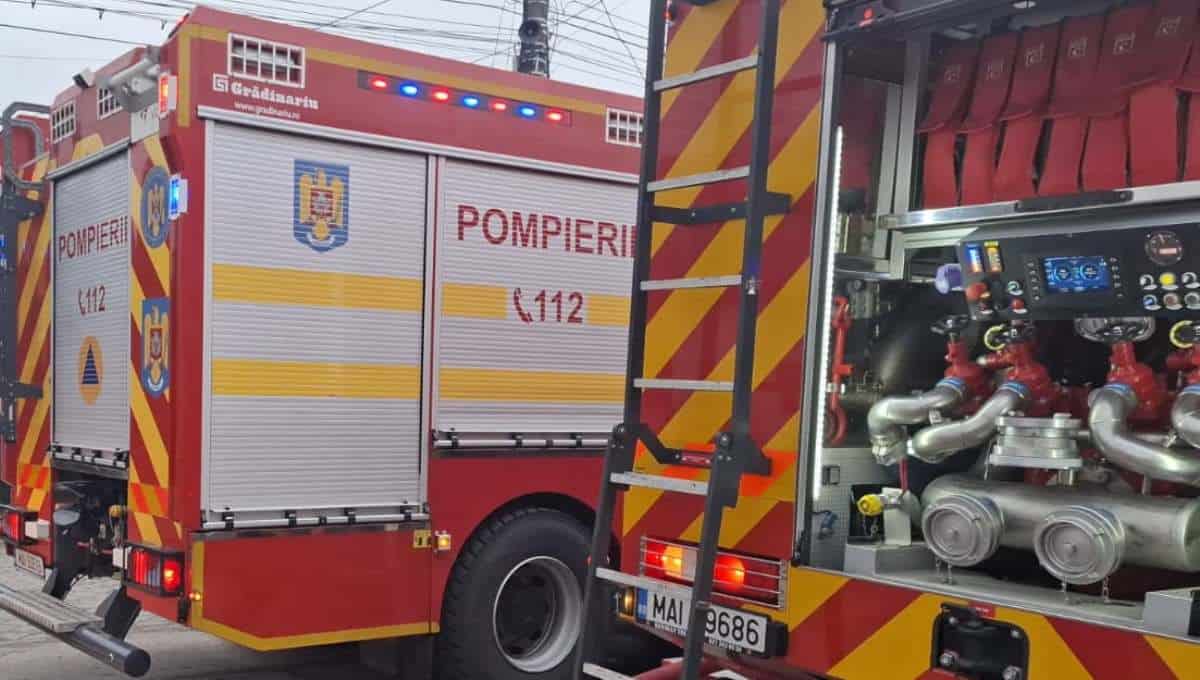 INCENDIU pe Autostrada A10, în zona Aiud. Remorca unui camion a luat foc. Pompierii intervin cu două autospeciale
