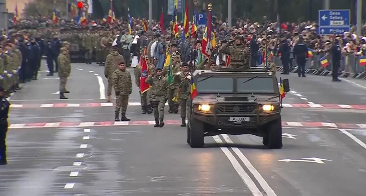 LIVE VIDEO Parada militară de 1 Decembrie 2025 la Alba Iulia: peste 1000 de militari, vehicule blindate, elicoptere, avioane