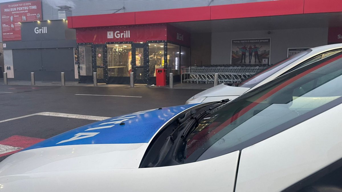 Polițiștii din Alba Iulia au identificat persoanele care au spart automatele din cafea din parcarea de la Kaufland