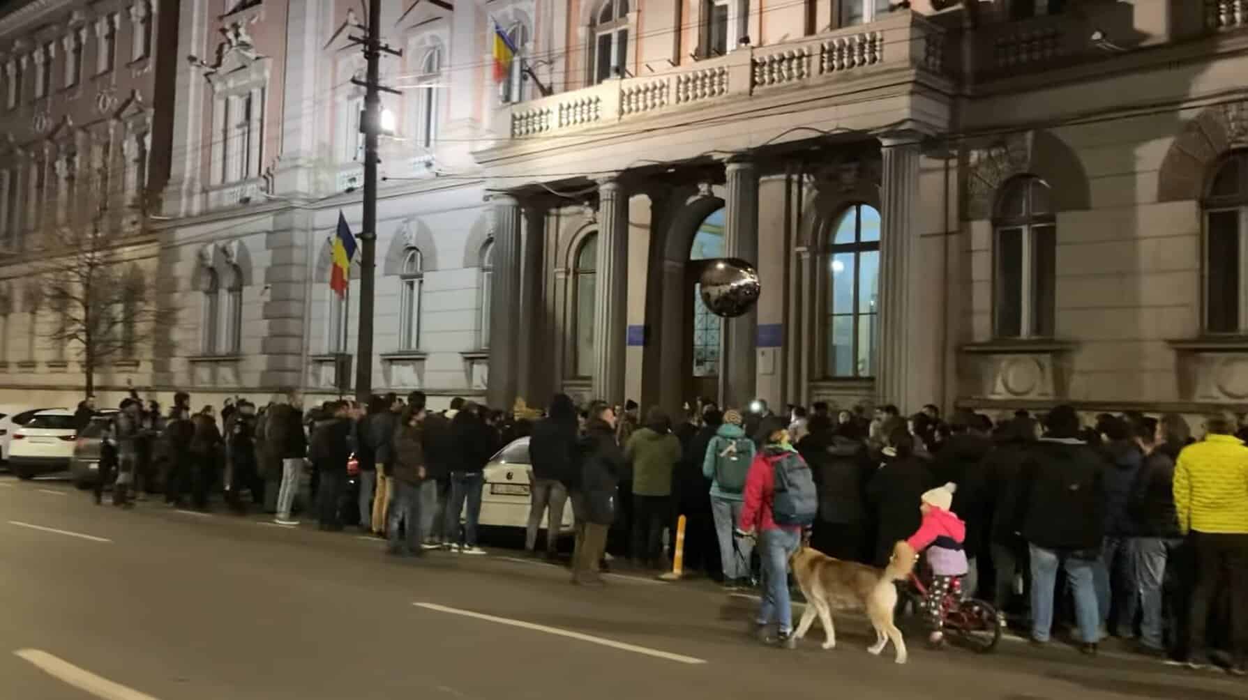VIDEO: Proteste după ancheta Recorder, la București și la Cluj-Napoca. Sute de oameni în fața sediului CSM: ”Savonea, demisia!”
