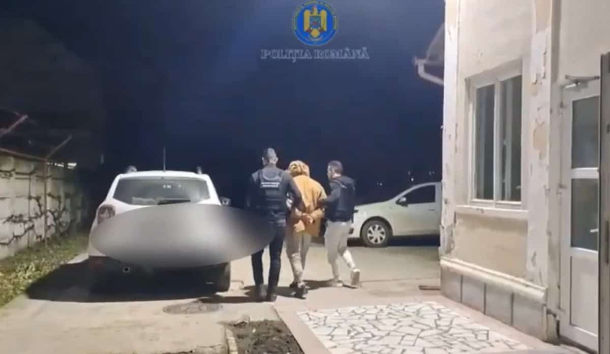 VIDEO: Bărbat din Blaj, reținut de polițiști. Câți bani a furat din casa unui localnic