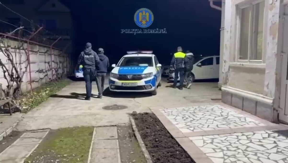Tată și fiu din Bucerdea Grânoasă, REȚINUȚI de polițiști după ce l-au amenințat pe un consătean. Tânărul avea asupra sa un cuțit