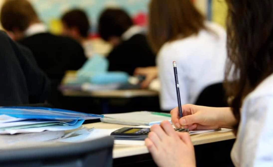 Temele pentru acasă ale elevilor, limitate prin Ordin al ministrului Educației. Cât timp pot lucra zilnic