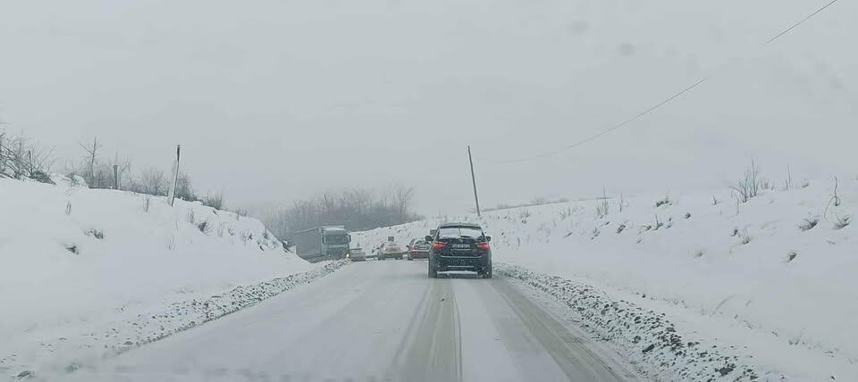 VIDEO ȘTIREA TA: Trafic îngreunat între Sâncel și Blaj. Un TIR nu poate înainta din cauza zăpezii