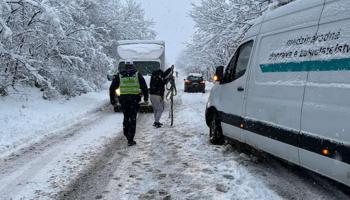 Cum a ajutat un jandarm din Alba, un șofer slovac care a ajuns cu o autoutilitară într-un șanț
