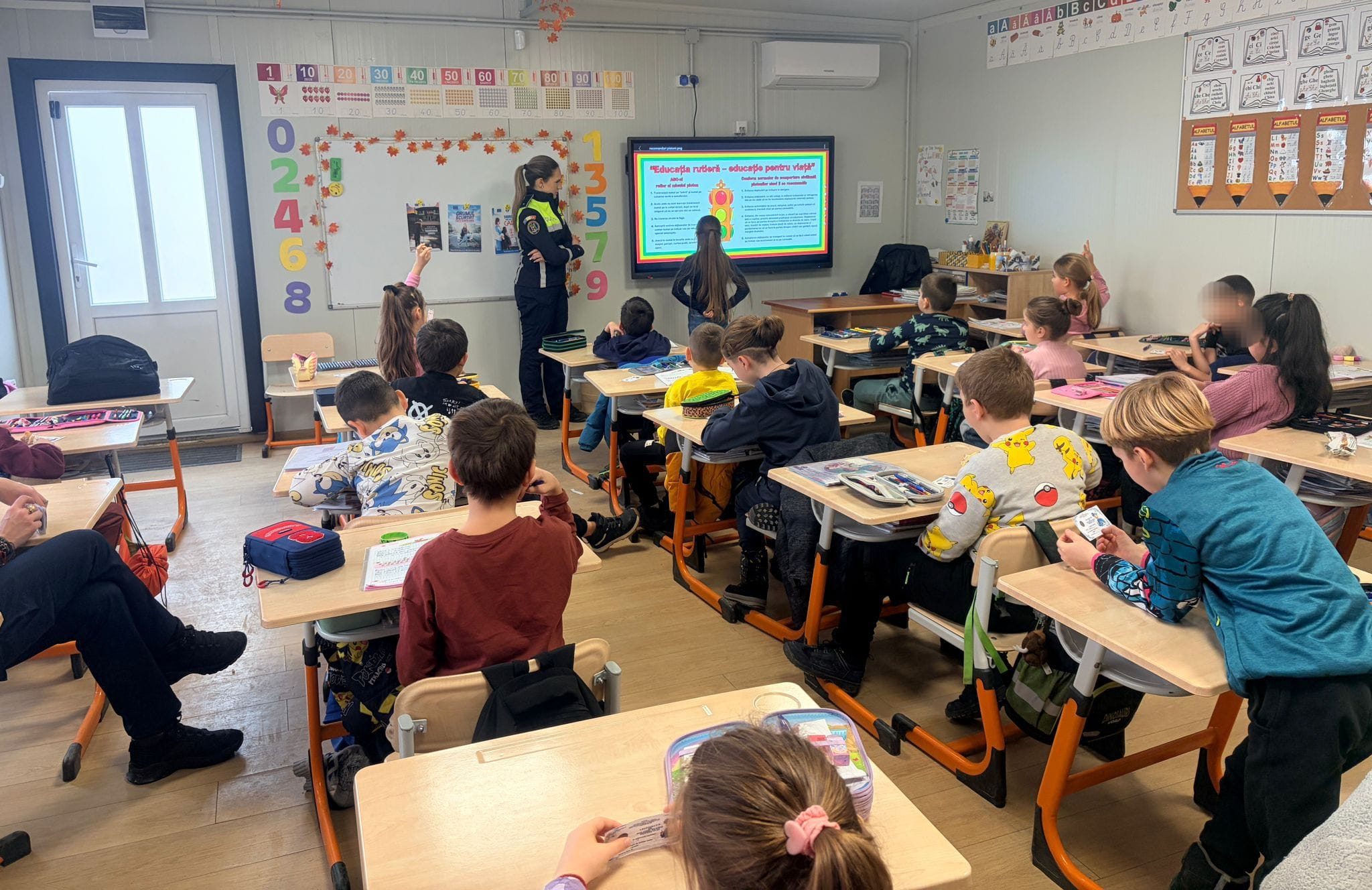 FOTO: Educație rutieră pentru copii, la Școala Gimnazială „Vasile Goldiș” din Alba Iulia. Recomandările polițiștilor pentru elevi