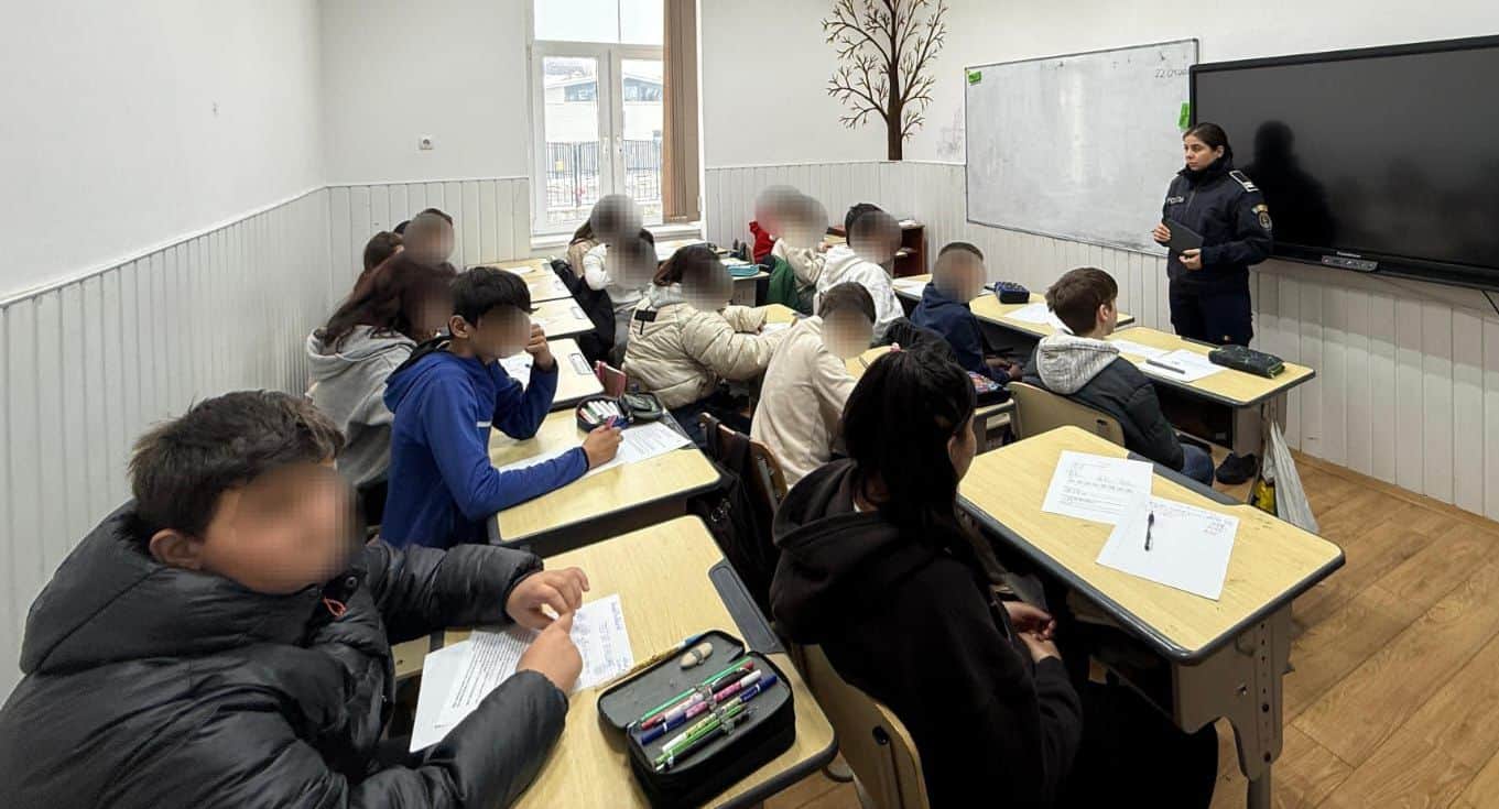 FOTO: Peste 500 de elevi din Alba au aflat de la polițiști cum poate fi prevenită violența în școli. Sfaturi utile