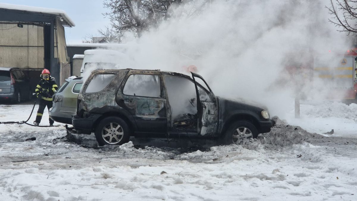 UPDATE VIDEO: INCENDIU la Alba Iulia. Două mașini cuprinse de flăcări, în zona Casei de Cultură a Sindicatelor