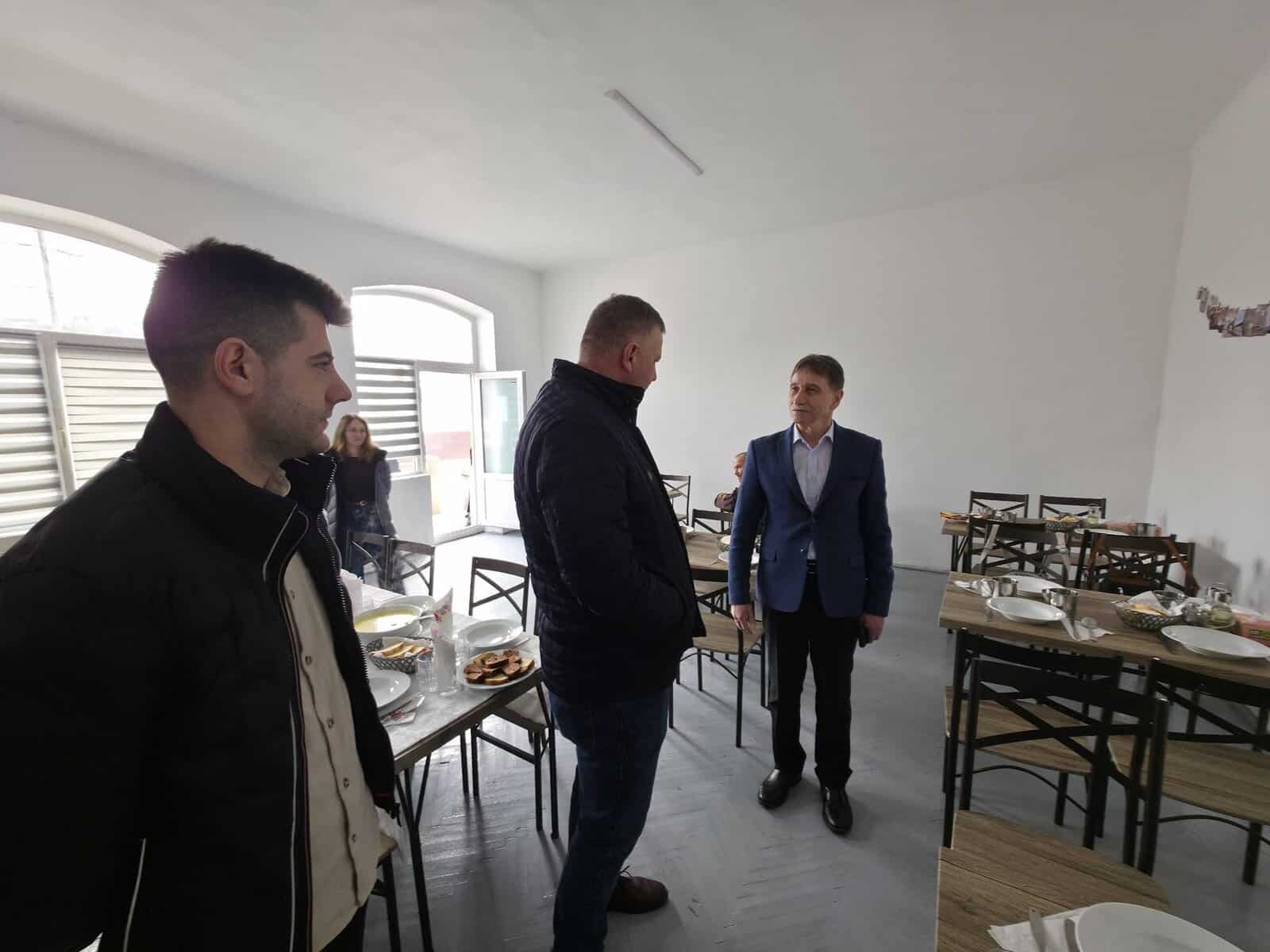 FOTO: Exemplu de implicare și grijă față de seniori, la Rădești. Masă caldă gratuită pentru vârstnici, la o cantină socială