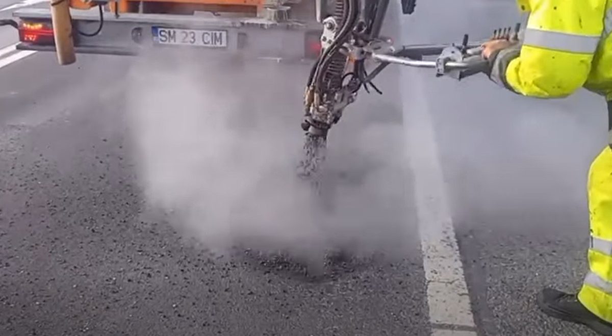 VIDEO: Drumarii din Cluj testează o tehnologie nouă pentru repararea drumurilor în sezonul rece