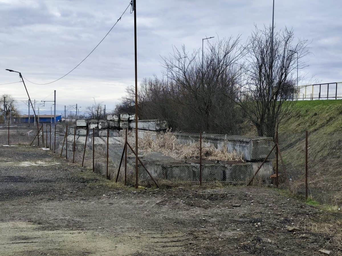 Primăria Alba Iulia donează mai multe grinzi din beton armat. Cei care le doresc trebuie să asigure transportul