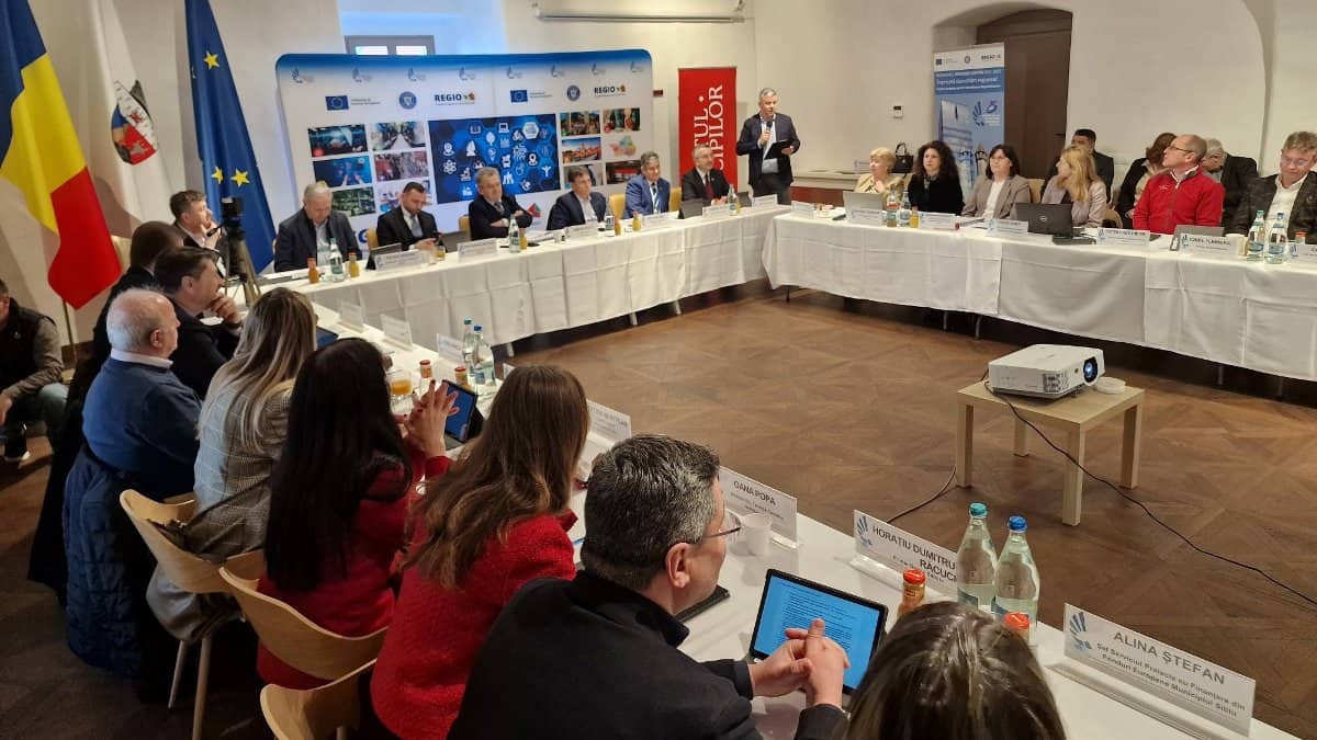 FOTO: Consiliul pentru Dezvoltare Regională Centru s-a reunit la Alba Iulia. Participă zeci de reprezentanți din șase județe