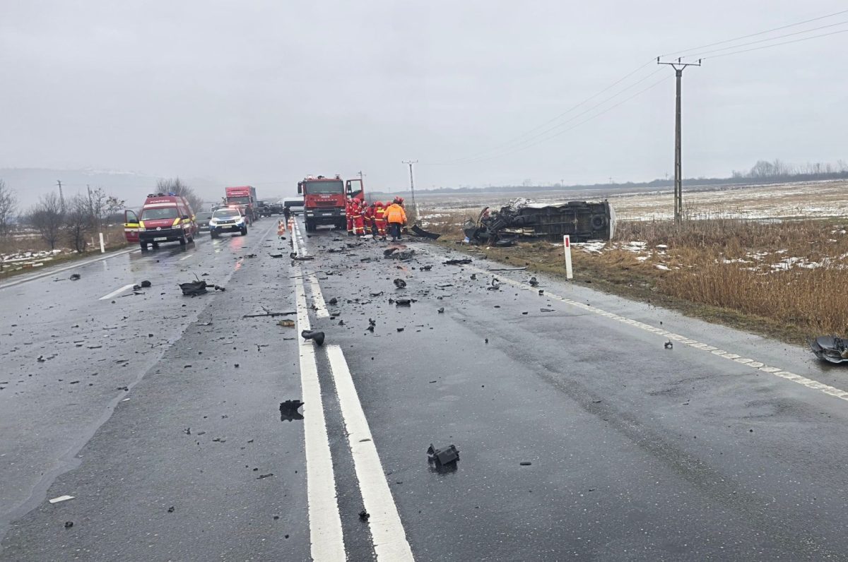 FOTO: Accident mortal pe DN 1, între Săliște și Săcel. Un bărbat a decedat după un impact între o mașină și o autoutilitară