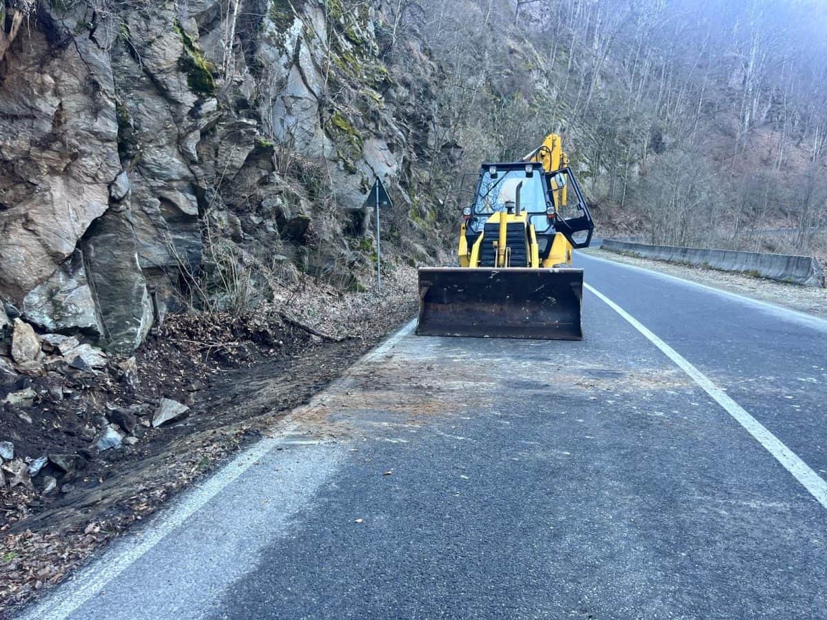 ATENȚIE ȘOFERI: Risc de căderi de pietre pe Transalpina, pe sectorul cuprins între Curpăt și Sebeș