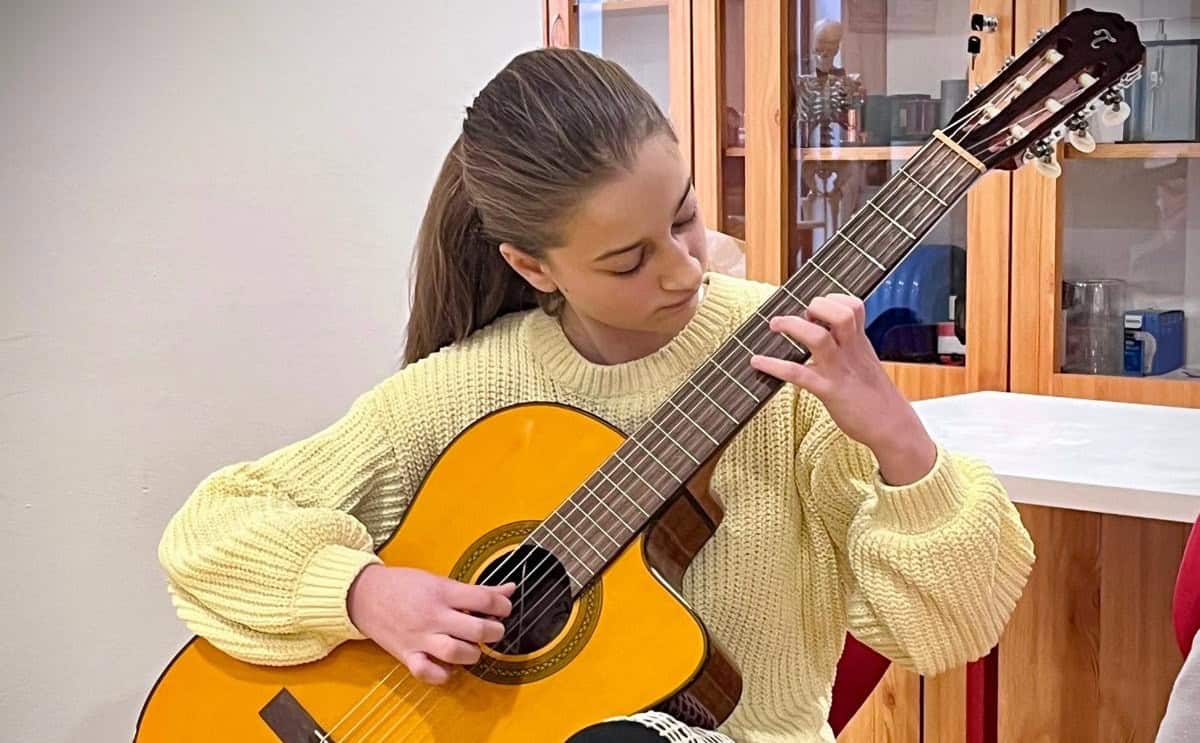 VIDEO: Aura Maria Tudor, elevă a Liceului de Arte din Alba Iulia, pe podium la Transilvania Youth Guitar Competition din Cluj