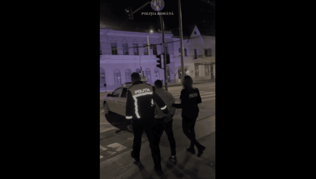 VIDEO Agresiune pe o stradă din Aiud. Tânăr de 19 ani, reținut de polițiști după ce l-a lovit pe un bărbat