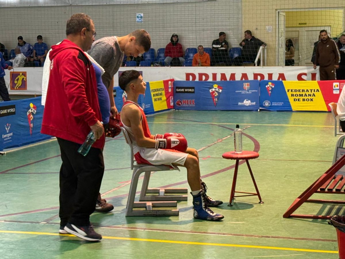 Pugilistul din Alba Iulia, Aurelian David Popescu, antrenat de Andrei Dărămuș, va urca iar în ring într-o competiție la Ploiești