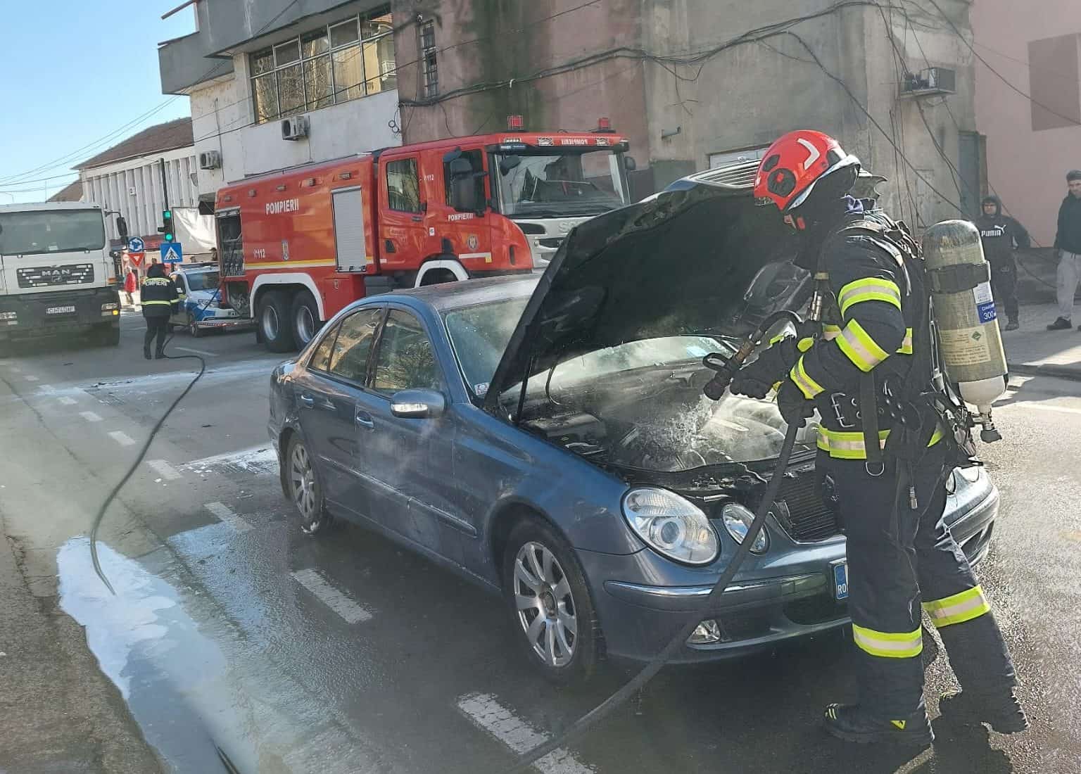 FOTO: INCENDIU la Blaj. Un autoturism a luat foc, pe o stradă din municipiu