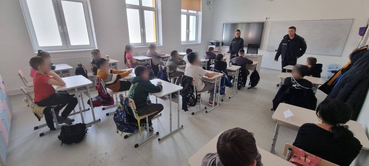FOTO: Lecție despre protecția animalelor pentru elevii din Alba. Polițiștii le-au explicat importanța responsabilității