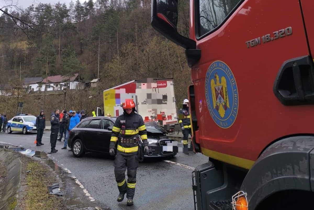UPDATE FOTO: ACCIDENT pe DN 67C Transalpina, la Căpâlna. Impact între o mașină și o camionetă
