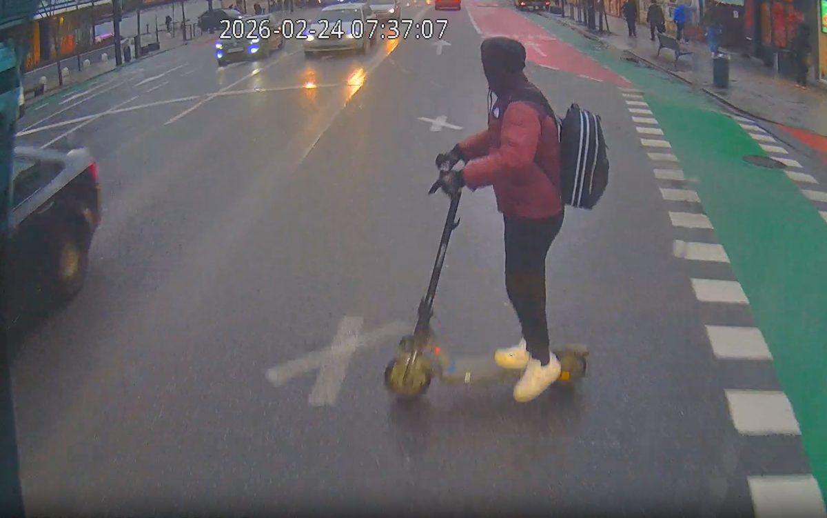 VIDEO: Tânăr pe o trotinetă electrică, lovit de un autobuz, la Cluj. A trecut pe roșu, era fără cască și asculta muzică