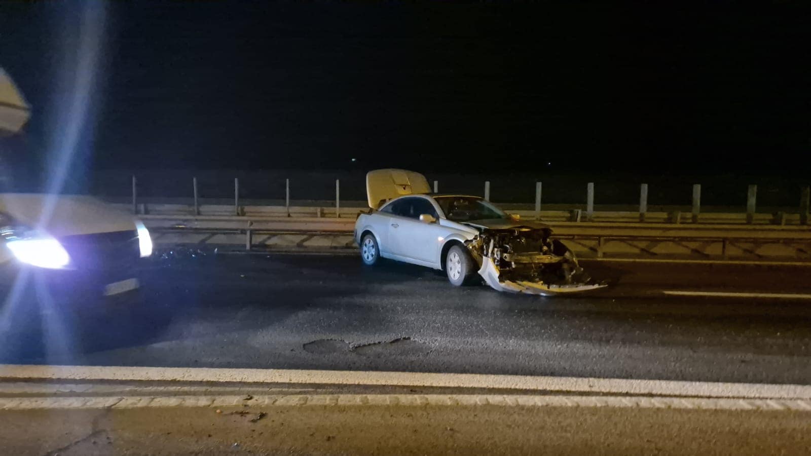 VIDEO: Accident rutier pe autostrada A1, lângă Sebeș, sensul de mers spre Sibiu. Autoturism grav avariat