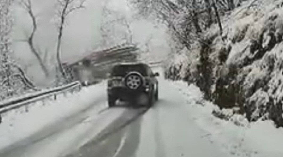 VIDEO: Momentul în care un camion cu lemne se răstoarnă într-o râpă, în apropiere de Păltiniș. Șoferul a scăpat cu viață